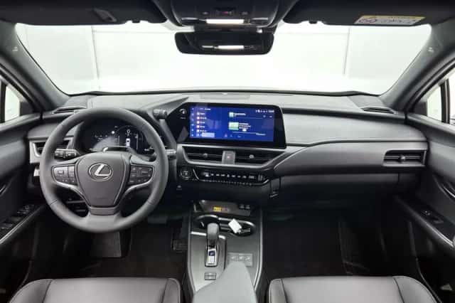 Lexus UX (2026) thumbnail 4