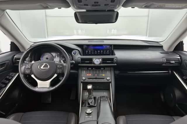 Lexus IS (2021) thumbnail 5