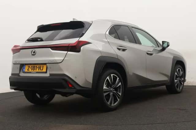 Lexus UX (2024) thumbnail 2
