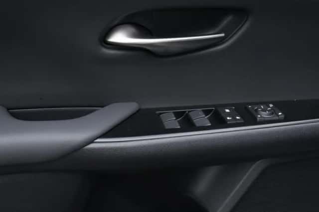 Lexus UX (2024) thumbnail 32
