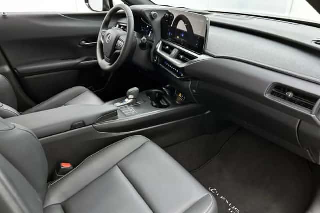 Lexus UX (2025) thumbnail 6