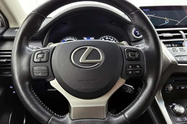 Lexus NX (2019) thumbnail 17
