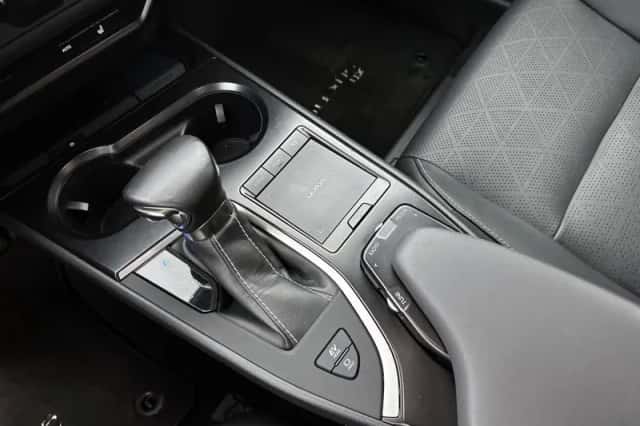 Lexus UX (2019) thumbnail 12
