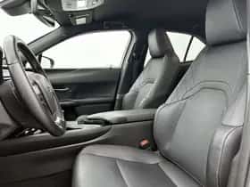 Lexus UX (2019) thumbnail 18