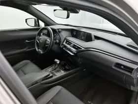 Lexus UX (2019) thumbnail 24