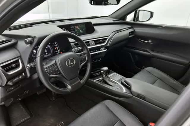 Lexus UX (2019) thumbnail 7