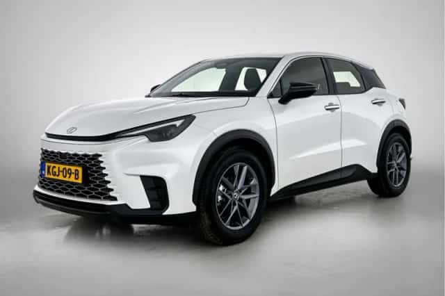 Lexus LBX (2024) thumbnail 1