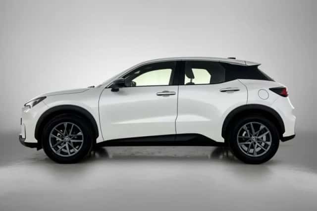 Lexus LBX (2024) thumbnail 3