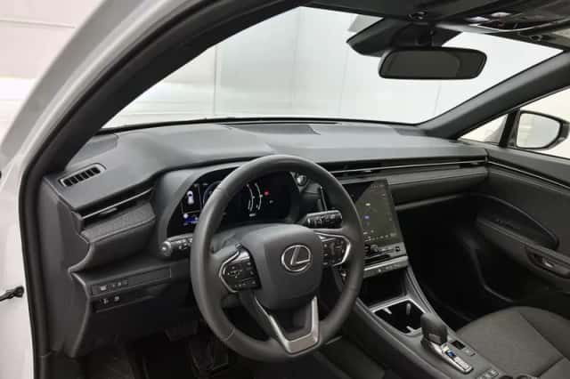 Lexus LBX (2024) thumbnail 31
