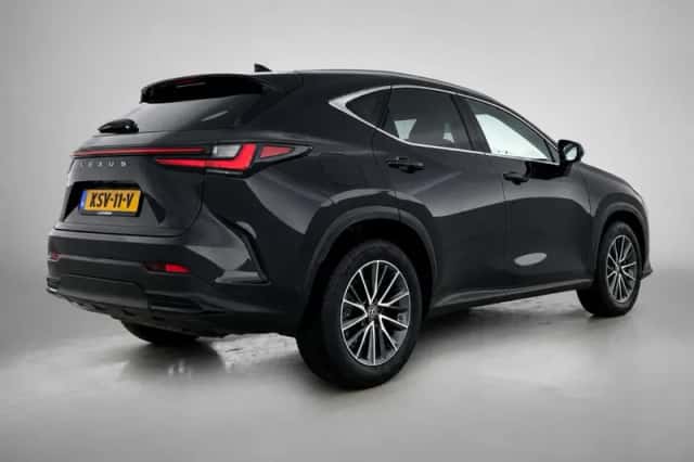 Lexus NX (2023) thumbnail 2