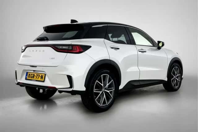 Lexus LBX (2024) thumbnail 2