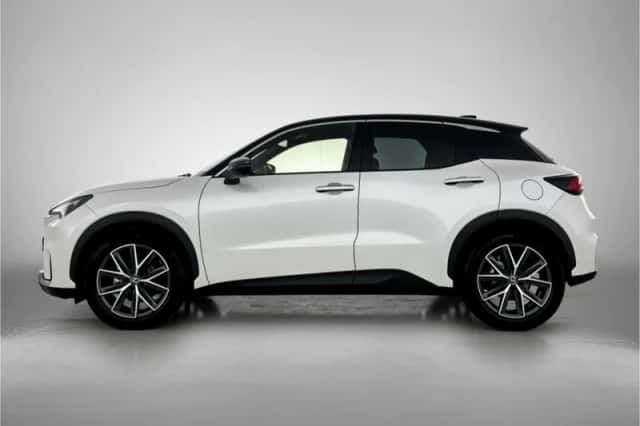 Lexus LBX (2024) thumbnail 3