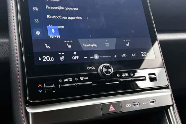 Lexus LBX (2024) thumbnail 9