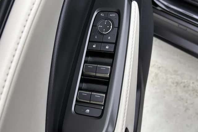 Lexus LBX (2024) thumbnail 22