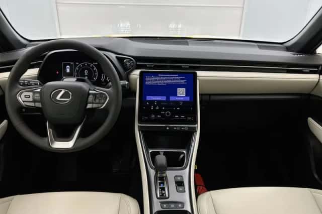 Lexus LBX (2024) thumbnail 4