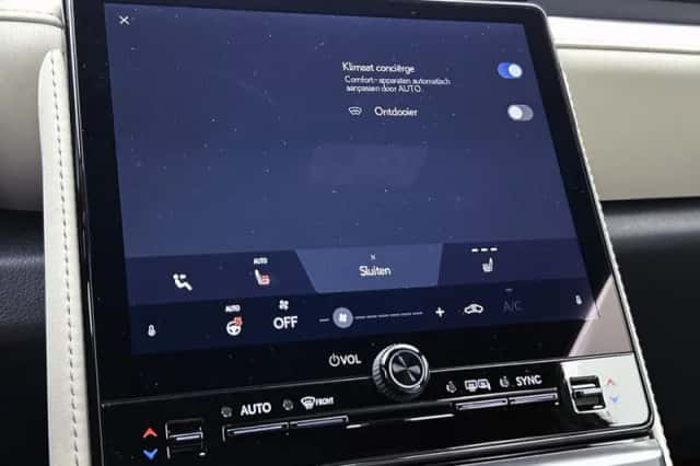 Lexus LBX (2024) thumbnail 10
