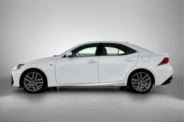 Lexus IS (2019) thumbnail 3