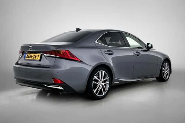 Lexus IS (2019) thumbnail 2