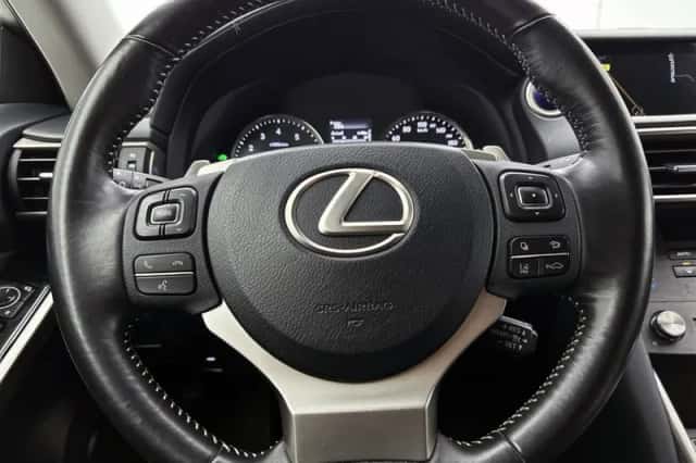 Lexus IS (2019) thumbnail 17