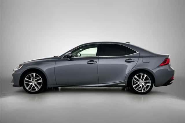 Lexus IS (2019) thumbnail 3