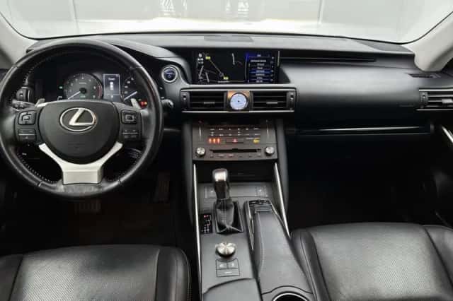 Lexus IS (2019) thumbnail 4