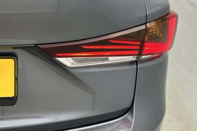 Lexus IS (2019) thumbnail 31