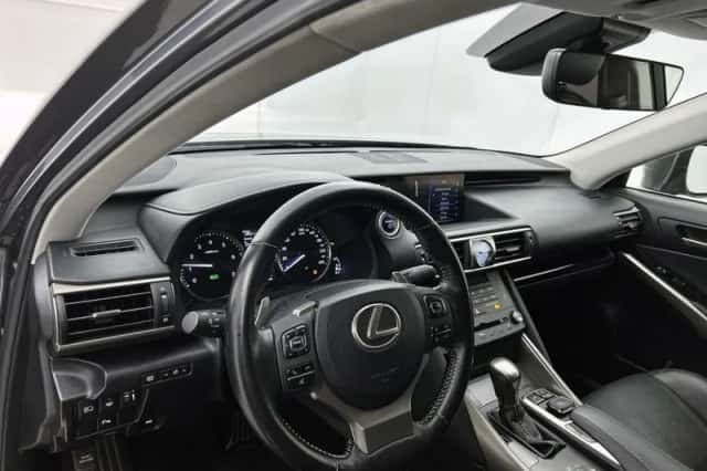 Lexus IS (2019) thumbnail 33