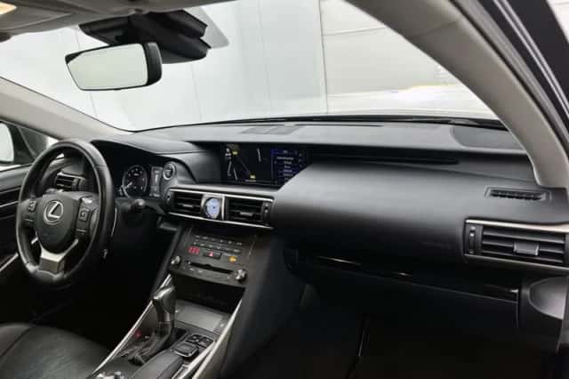Lexus IS (2019) thumbnail 6