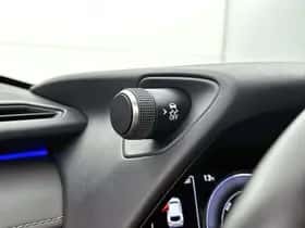 Lexus UX (2020) thumbnail 36
