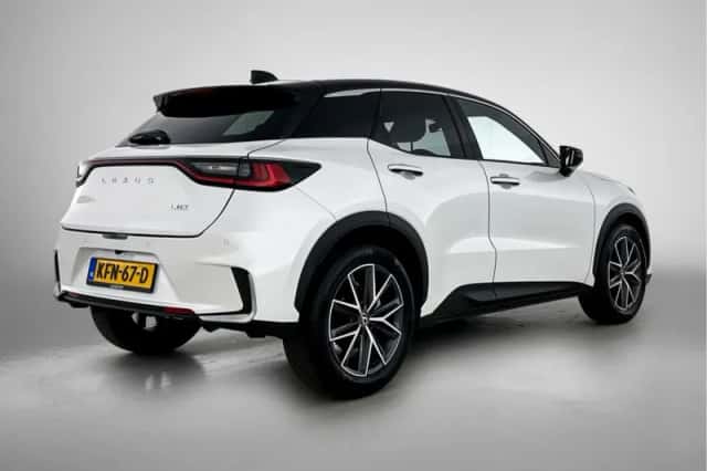 Lexus LBX (2024) thumbnail 2