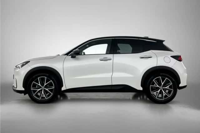 Lexus LBX (2024) thumbnail 3