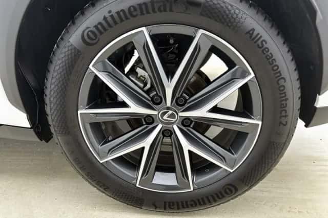 Lexus LBX (2024) thumbnail 22