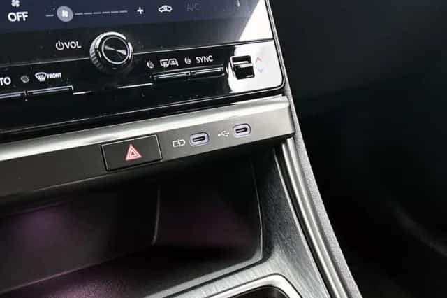 Lexus LBX (2024) thumbnail 23