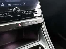 Lexus LBX (2024) thumbnail 23