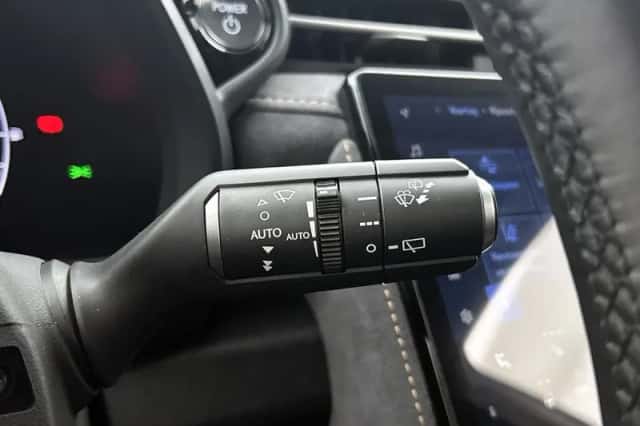 Lexus LBX (2024) thumbnail 25