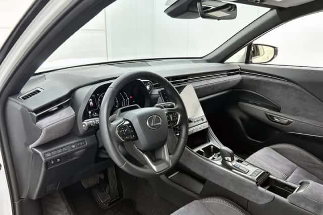 Lexus LBX (2024) thumbnail 35
