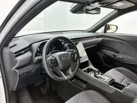 Lexus LBX (2024) thumbnail 35