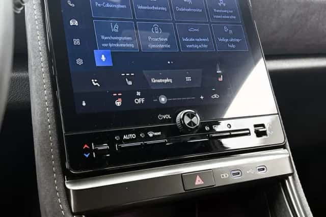 Lexus LBX (2024) thumbnail 9