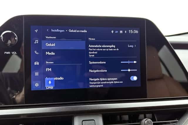 Lexus UX (2023) thumbnail 26