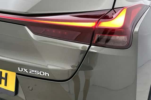 Lexus UX (2023) thumbnail 39