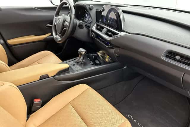 Lexus UX (2023) thumbnail 6