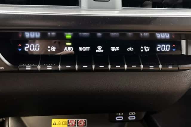 Lexus UX (2023) thumbnail 9