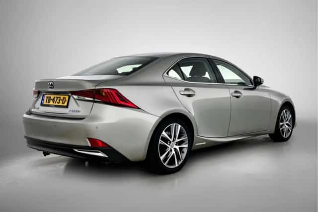 Lexus IS (2018) thumbnail 2