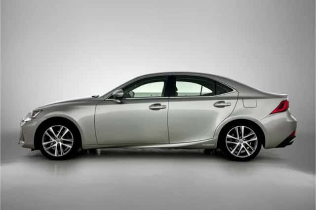 Lexus IS (2018) thumbnail 3