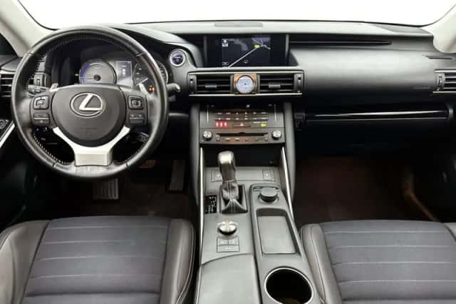 Lexus IS (2018) thumbnail 4