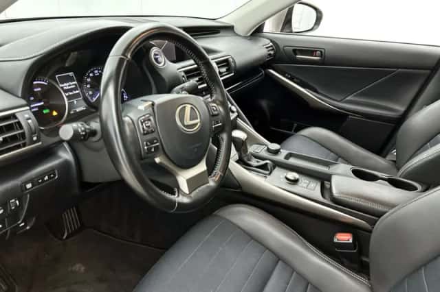 Lexus IS (2018) thumbnail 38