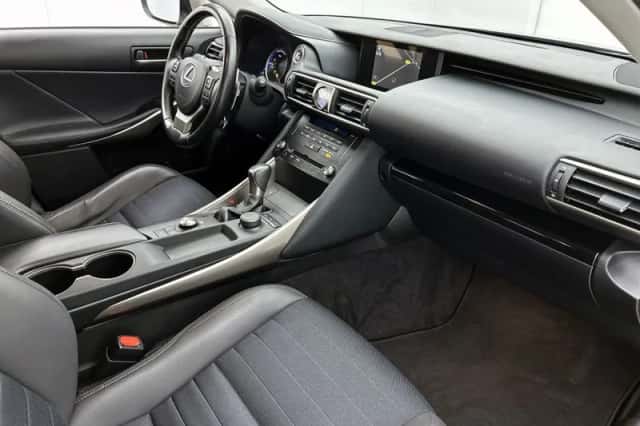Lexus IS (2018) thumbnail 6