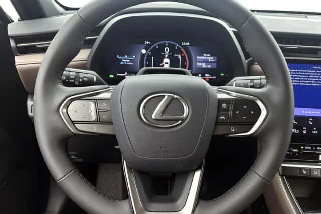 Lexus LBX (2024) thumbnail 17