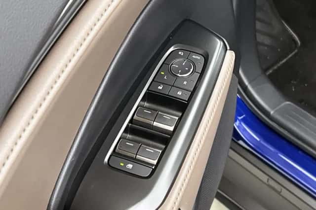 Lexus LBX (2024) thumbnail 23