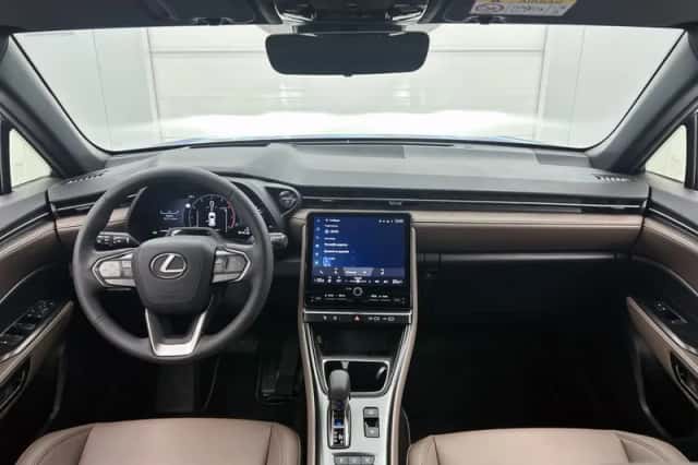 Lexus LBX (2024) thumbnail 4
